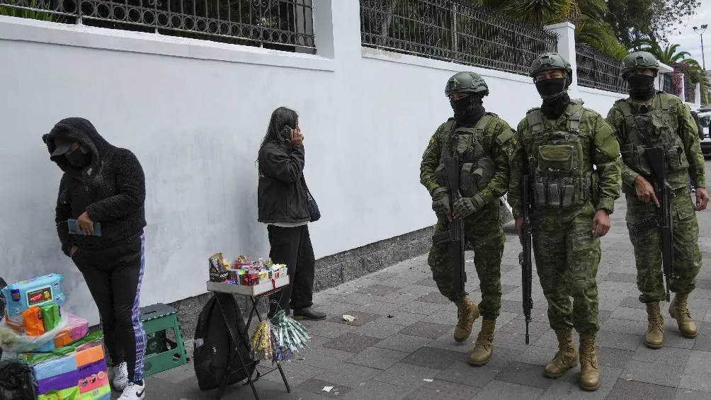 grupo de policías de Ecuador irrumpió a la fuerza el viernes en la embajada de México en Quito, Foto AFP