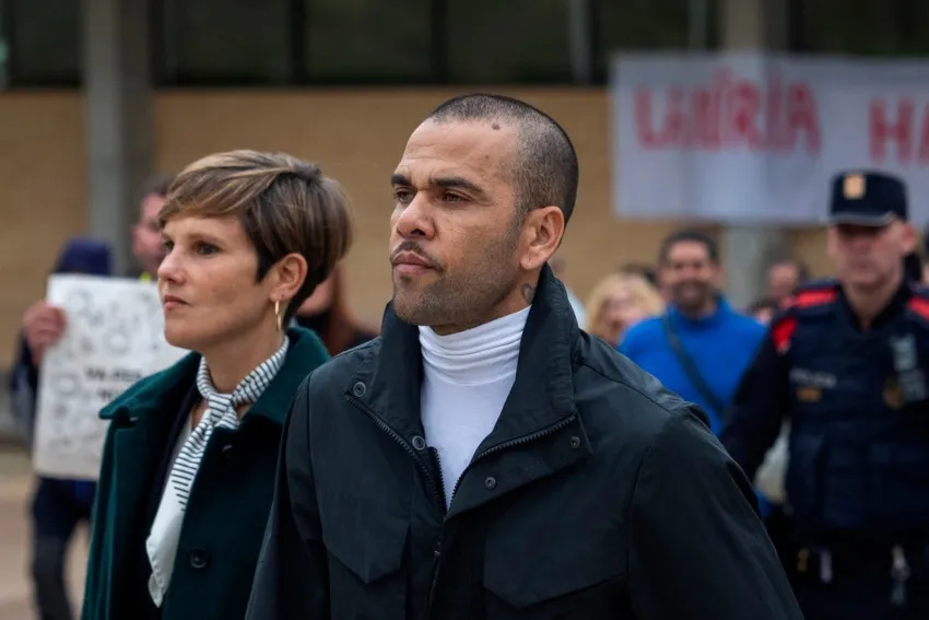 Saliendo junto a su abogada