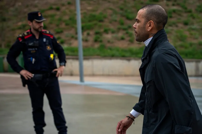 Alves sigue en España