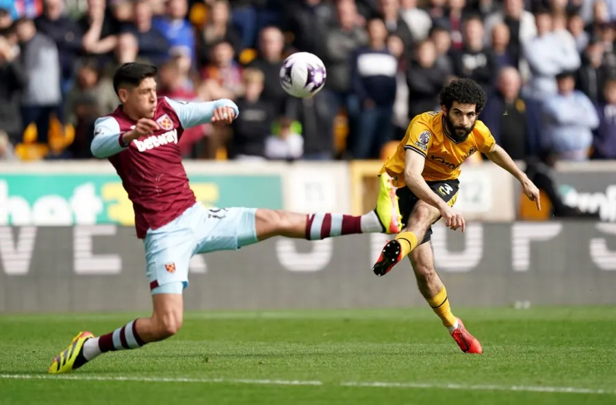 Edson Ávarez en su regreso con West Ham