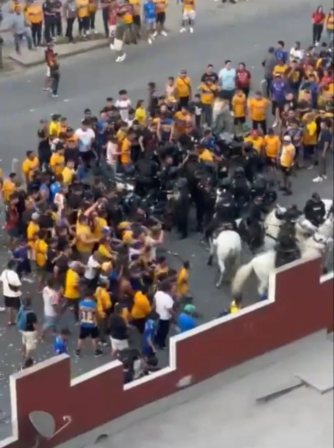 Aficionados de Tigres contra policías
