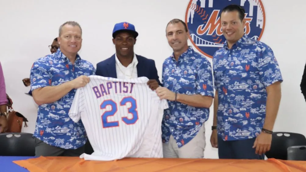 TWITTER: @mikedeportes Baptist firmando su contrato con los Mets
