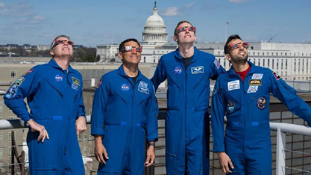 El Eclipse Solar Total debe ser visto con protección o podría causar daños a la vista.