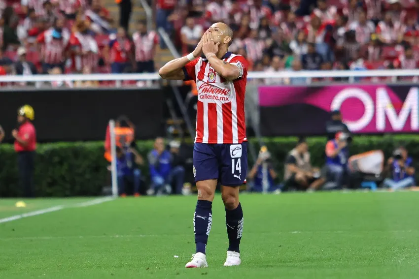 'Chicharito' celebrando su primer gol con Chivas