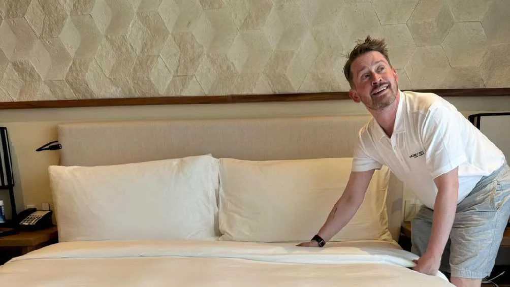 El actor Macaulay Culkin mostró sus habilidades como camarero.