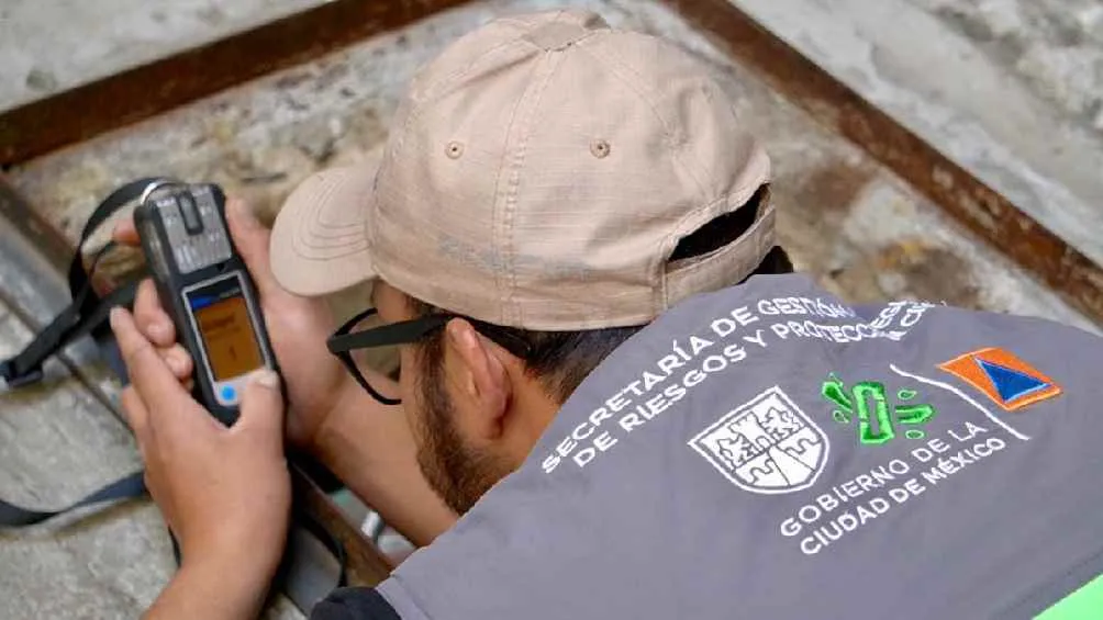 Con la ayuda de un explosímetro, se ha descartado que haya gasolina en el agua.