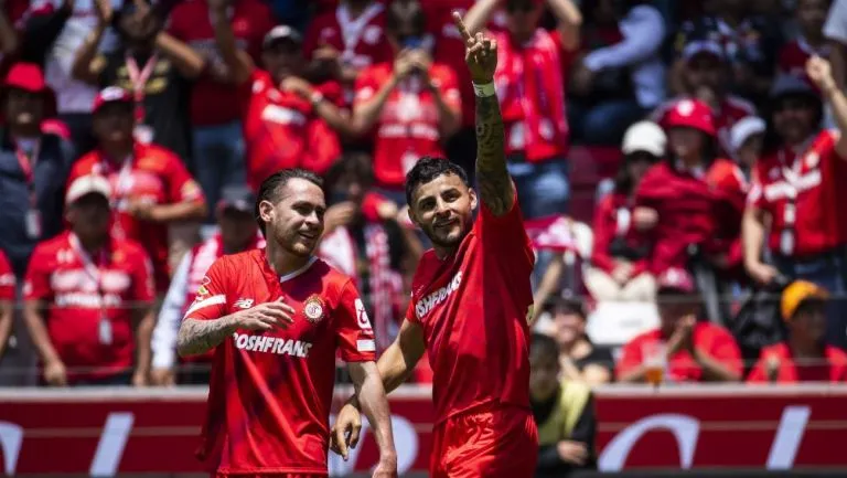 Alexis Vega celebra uno de sus goles ante Atlas