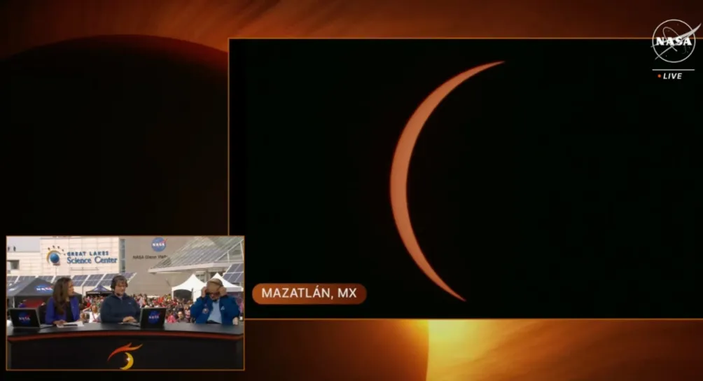 Poco a poco el sol fue cubierto por la luna.