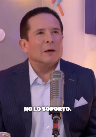 Infante durante la entrevista con Karime.
