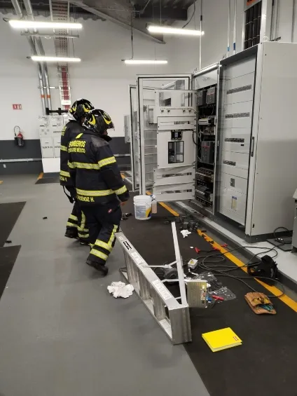 El Cuerpo de Bomberos de la CDMX controlando la falla eléctrica en Mitikha.