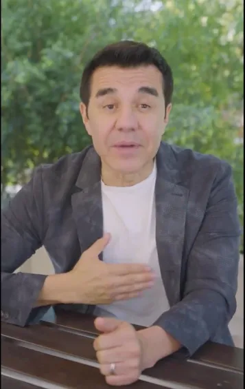 @AdrianUribe El comediante durante su mensaje en X.