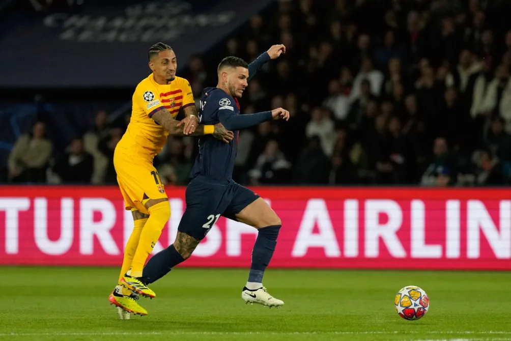 Lucas Hernández se enfrenta a Raphinha