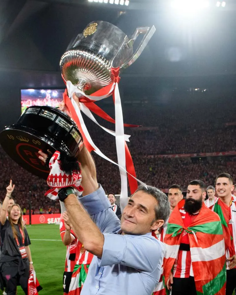 X: @athleticclub Valverde con el trofeo de la Copa del Rey