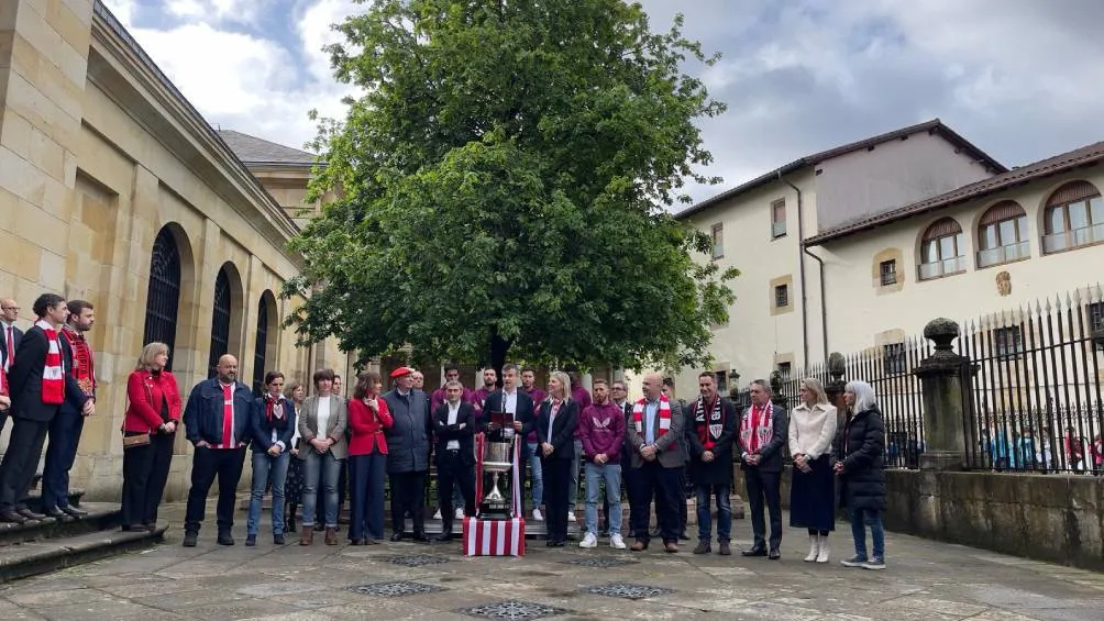 X: @athleticclub Jugadores de Athletic con la Copa del Rey en el Árbol de Gernika
