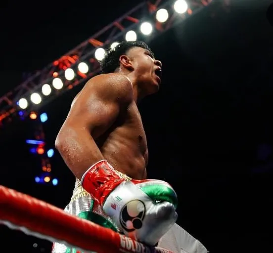 Jaime Munguía celebra tras una victoria