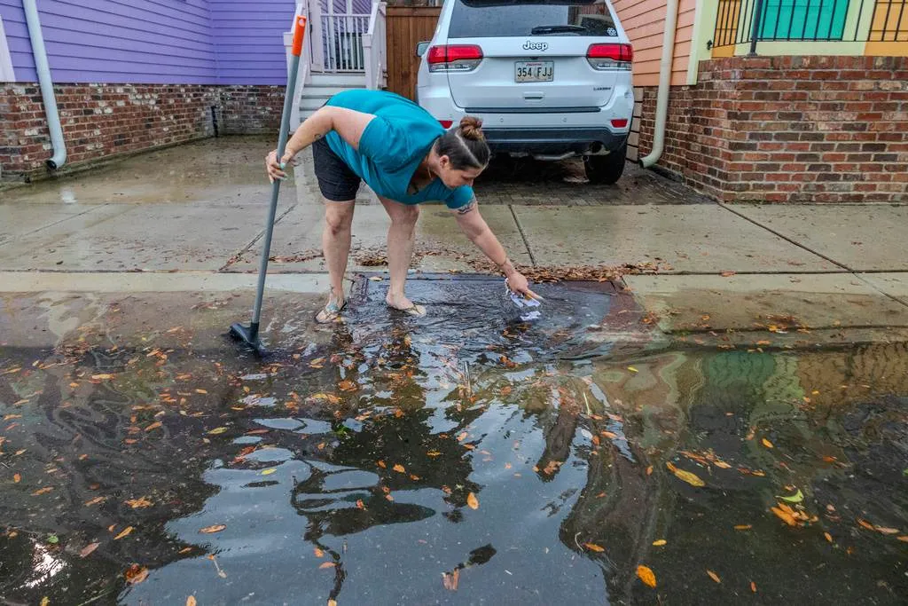 Evalúan los daños que dejó a su paso un tornado.