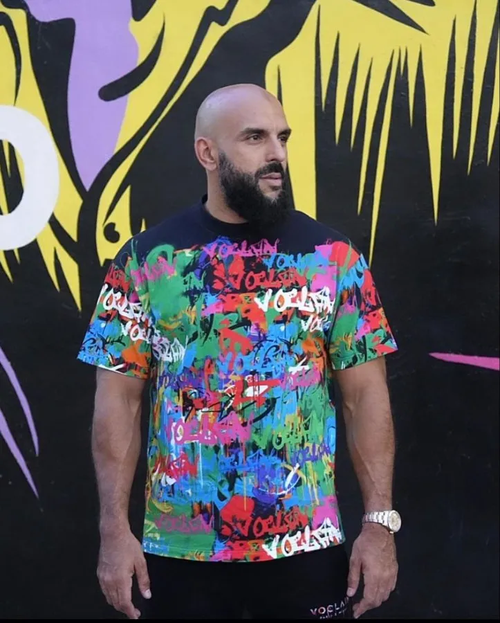 Yassine Cheuko con su nueva línea de ropa