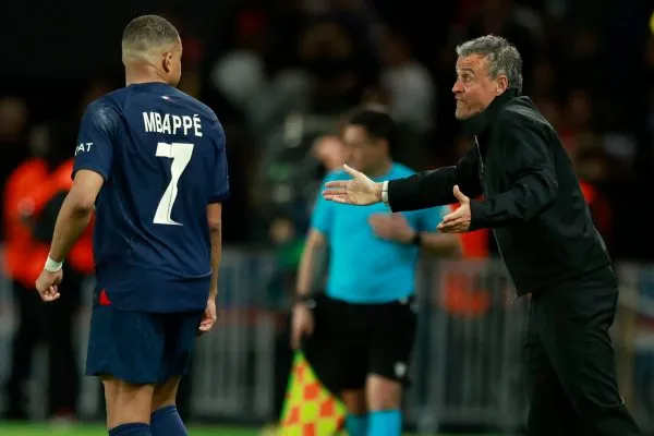 Luis Enrique da indicaciones a Mbappé