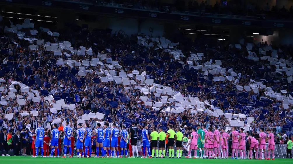 Los aficionados realizaron un mosaico antes del partido