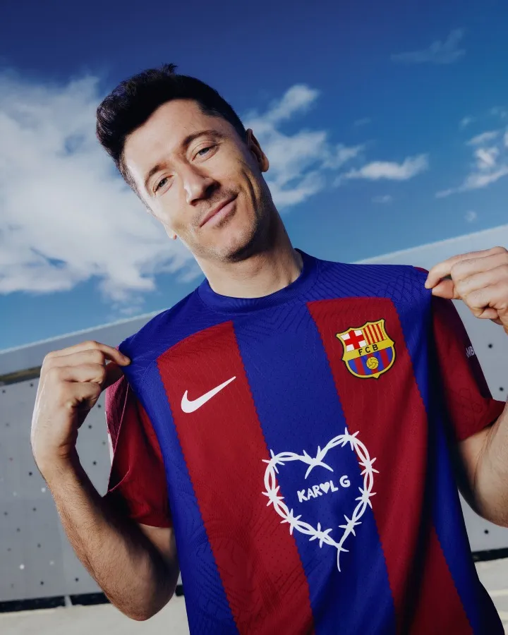 Lewandowski con playera con colaboración de Karol G