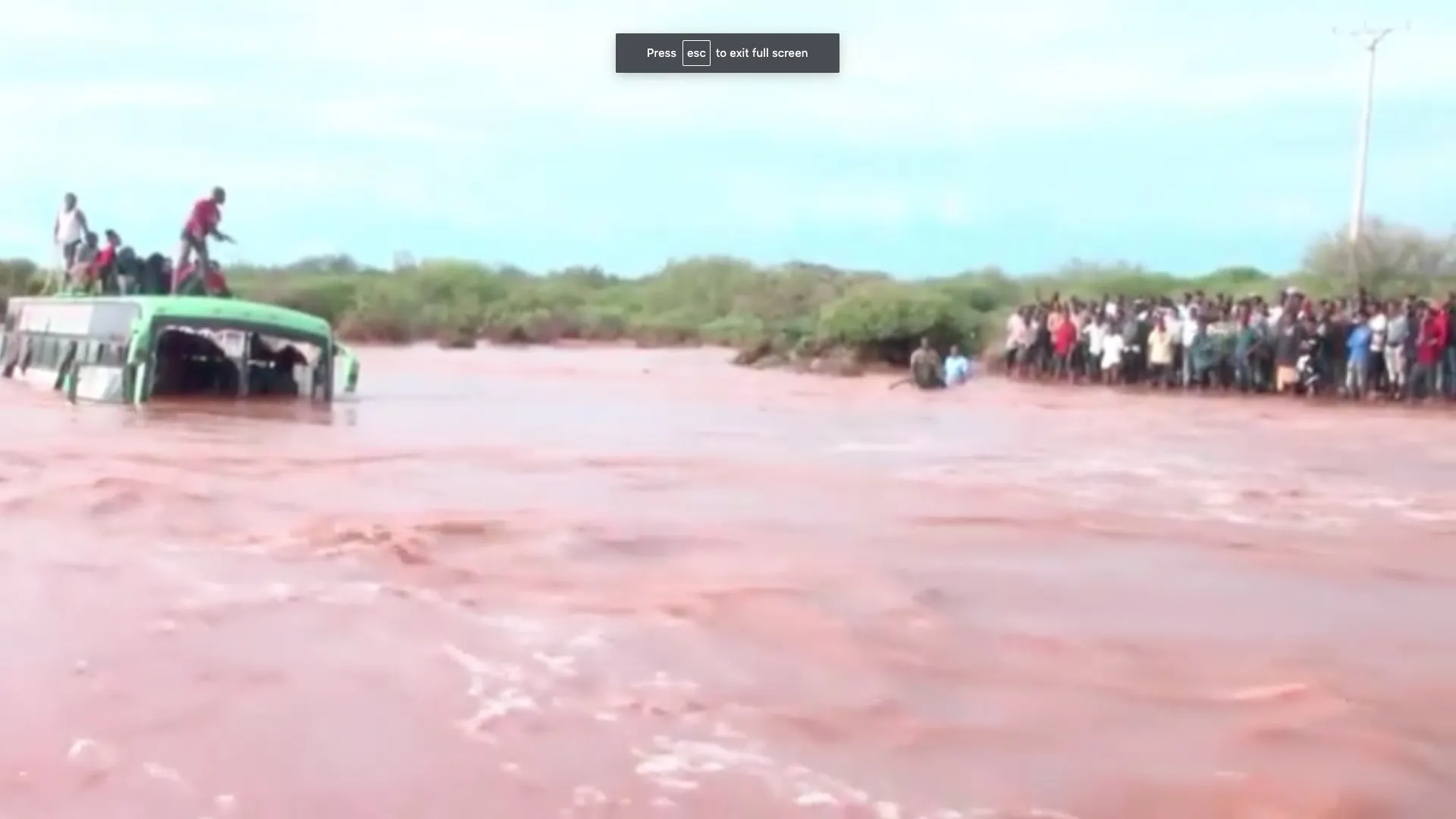 X: @EPinternacional Los ríos se están desbordando por las intensas lluvias.