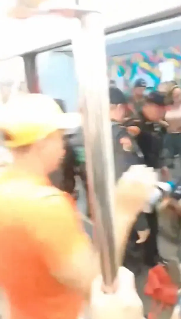 El perro, a pesar de la acción, nunca se portó violento y hasta salió lastimado.