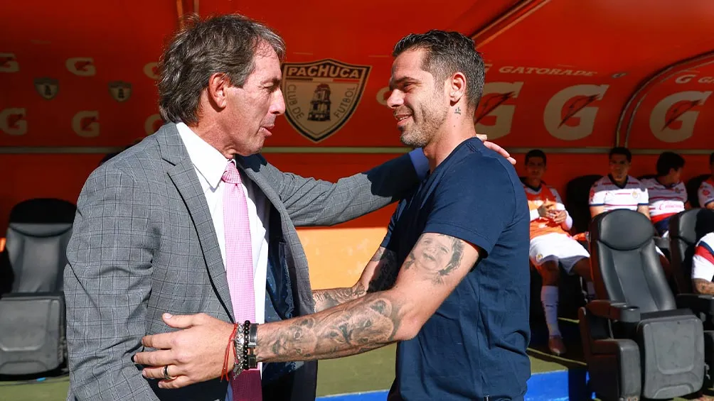 Almada y Gago se saludan antes del encuentro en Pachuca