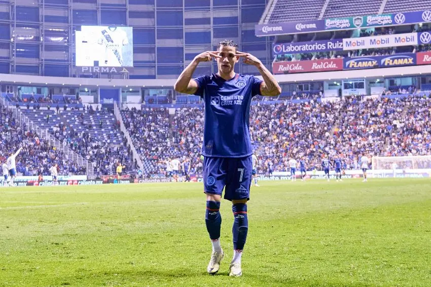 Festejo del mexicano tras su gol