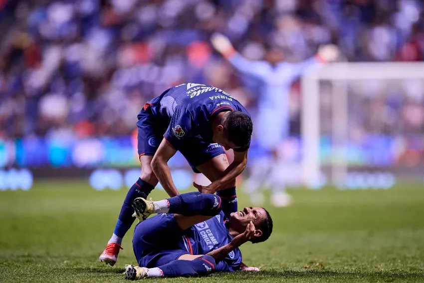 Antuna sobre el césped del estadio