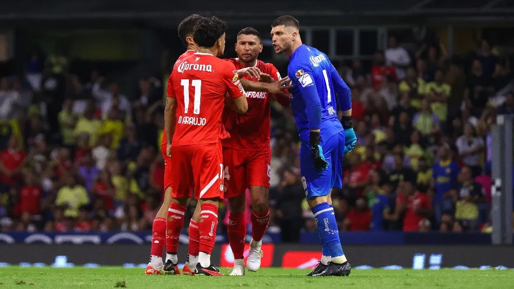 Tiago Volpi y Maxi Araujo se encaran durante el partido contra América