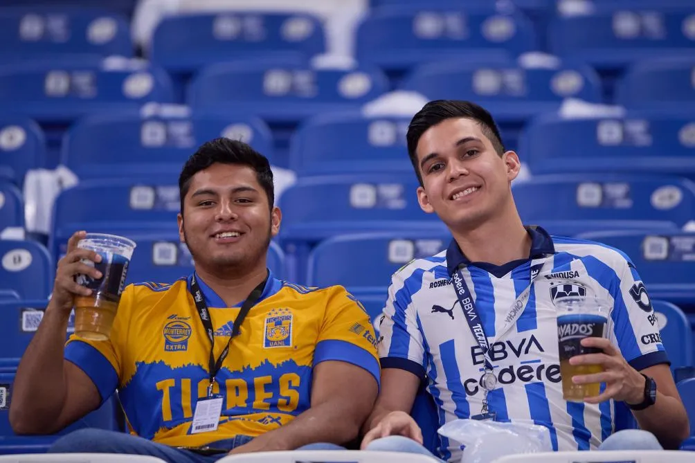 Aficionados rivales disfrutan en paz el juego