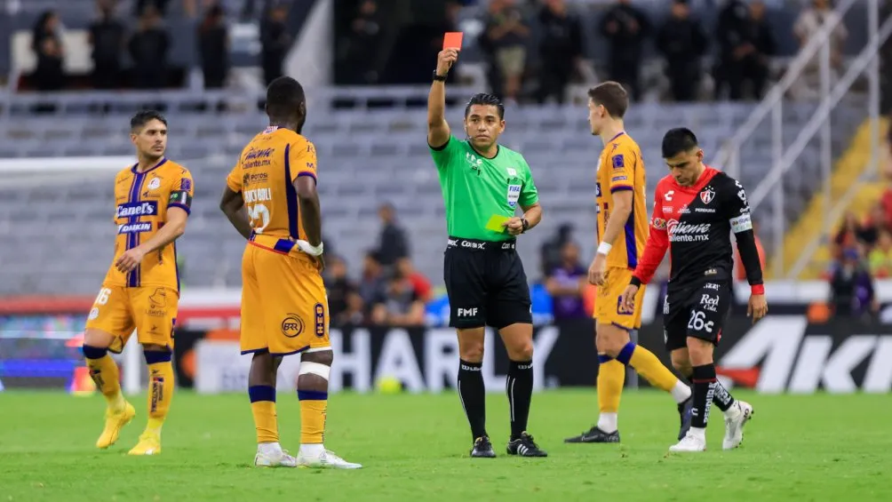 Franck Boli expulsado en la segunda mitad