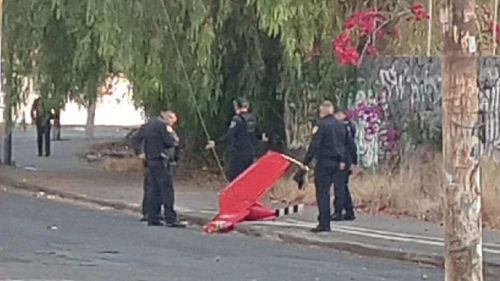 Policías resguardaron partes del helicóptero que se desplomó.