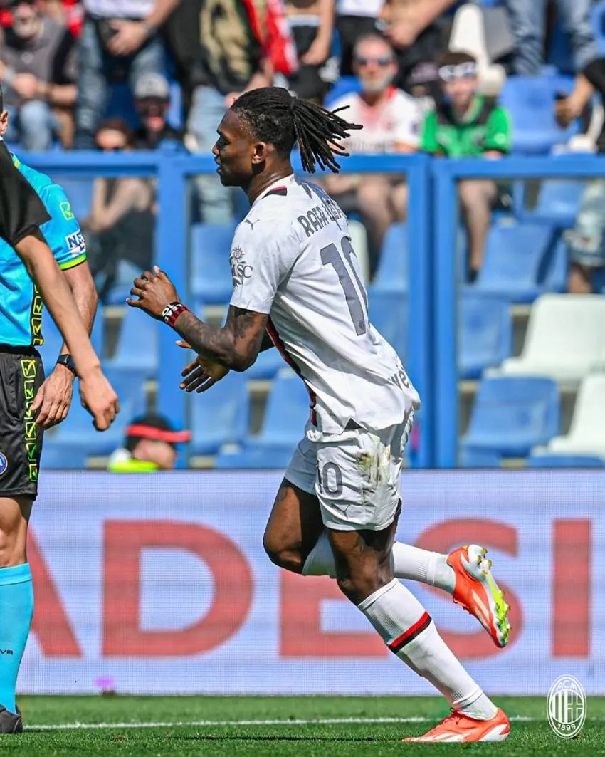 @ACMilan Milan empata ante Sassuolo e Inter se podrá coronar la próxima semana en el derbi milanés