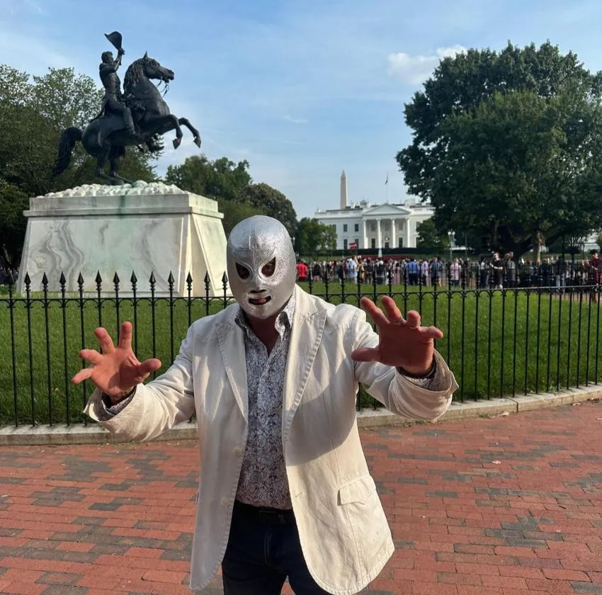 INSTAGRAM: @elhijodelsanto_oficial