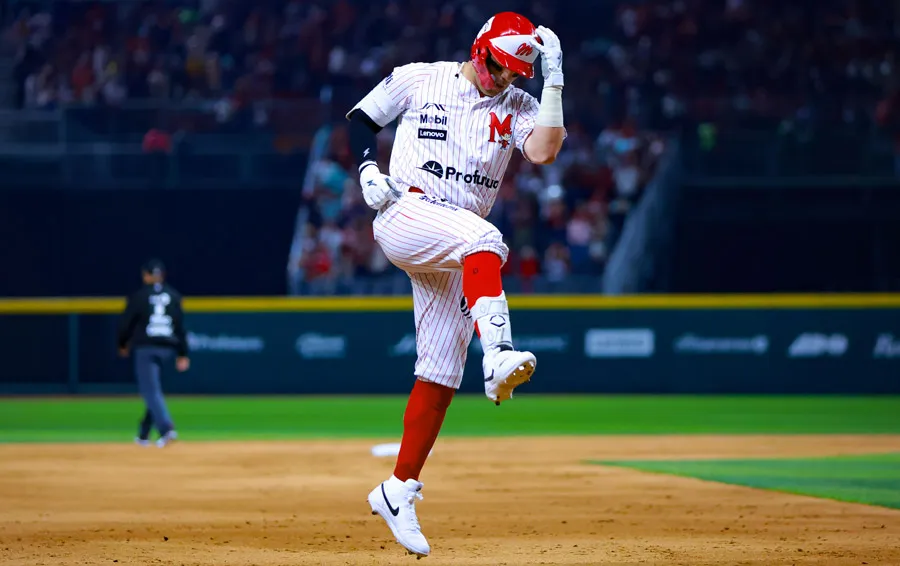 Julián Ornelas celebra uno de sus dos cuadrangulares