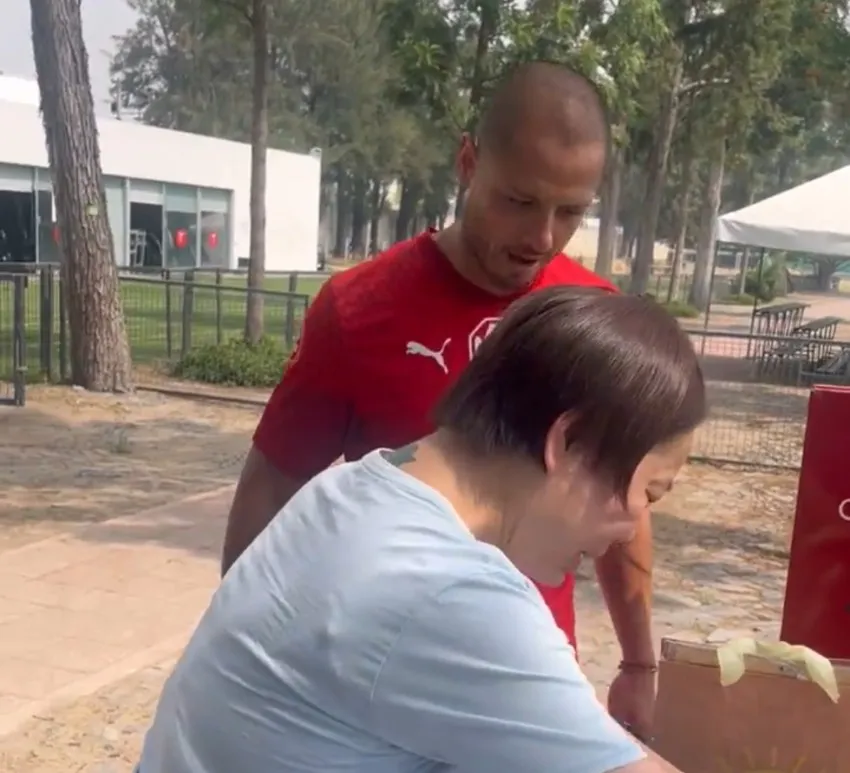 La fanática lloró al estar con el delantero