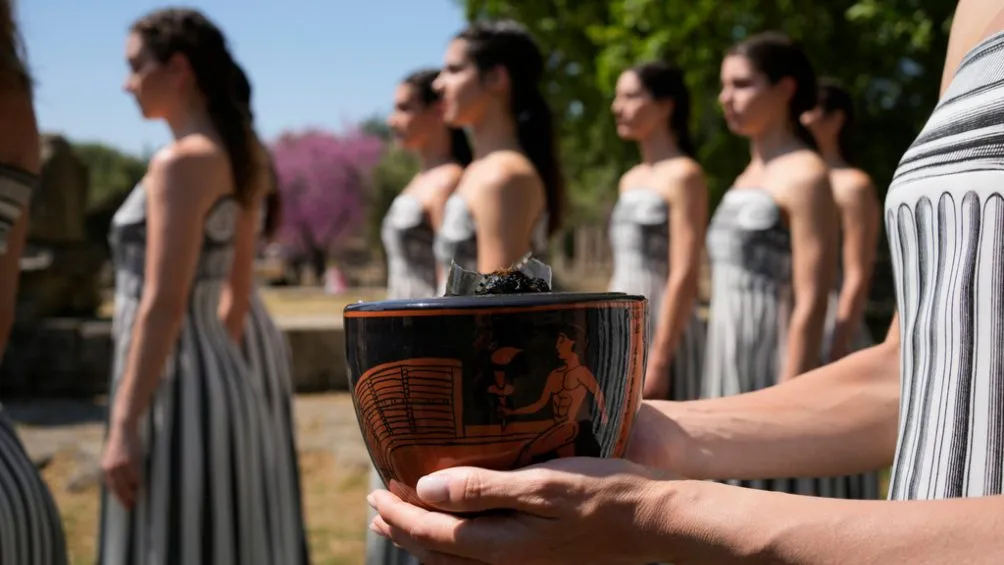 AP La llama viajará de Grecia a París