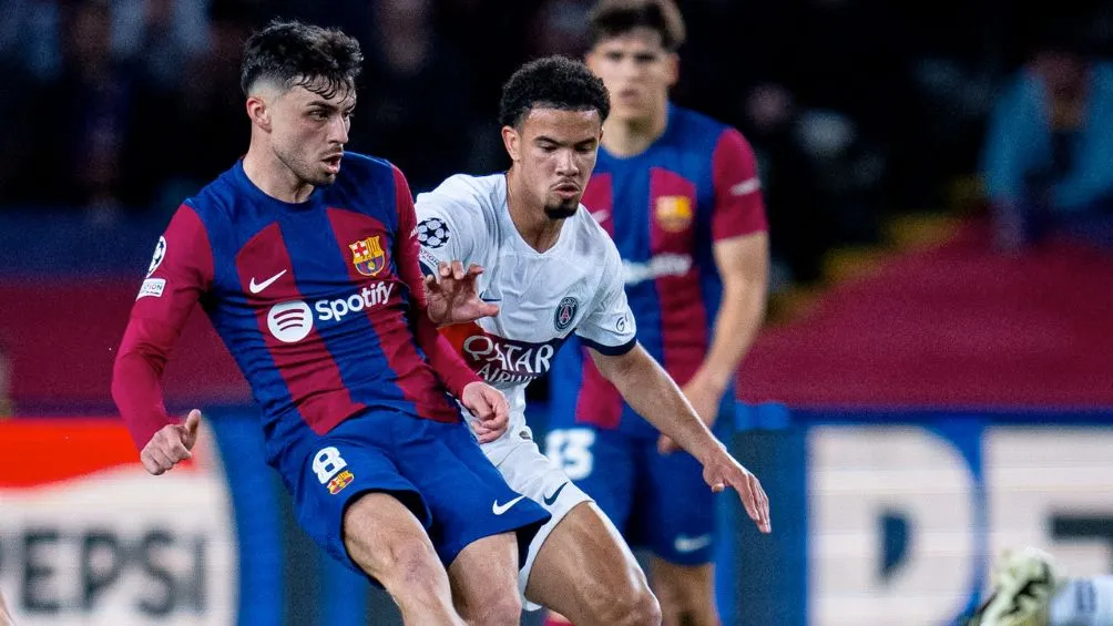 Pedri ante la defensa del PSG