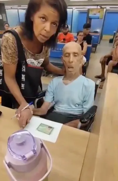 Los empleados del banco optaron por llamarle a la policía.