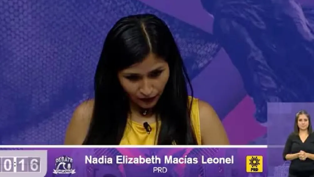 Con la cabeza agachada la candidata del PRD durante varios segundos no pudo pronunciar ni una palabra Foto Captura de pantalla