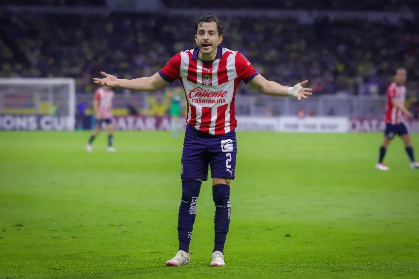 Alan Mozo en un partido con Chivas