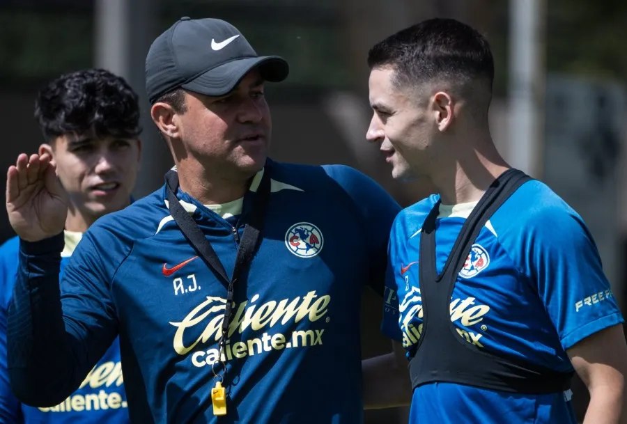 André Jardine charla con Álvaro Fidalgo