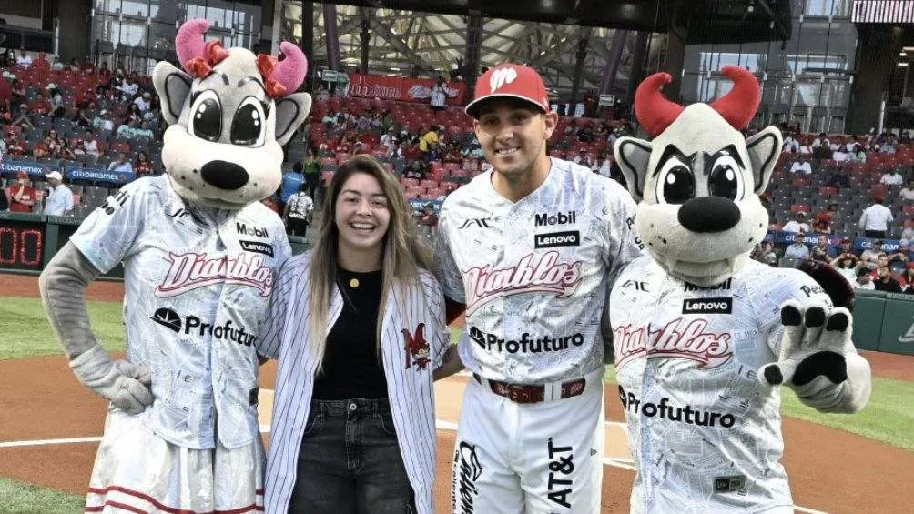 Martínez después de lanzar la primera bola