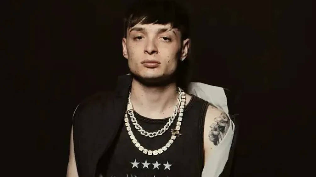 IG: @pesopluma El cantante de corridos tumbados fue captado con una mujer en Coachella 2024.