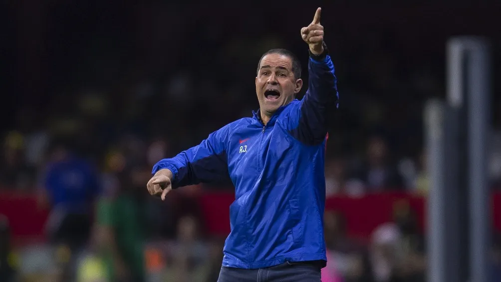 André Jardine da indicaciones a sus jugadores