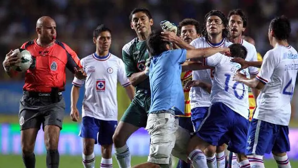 Los jugadores agredieron a un aficionado y un rival