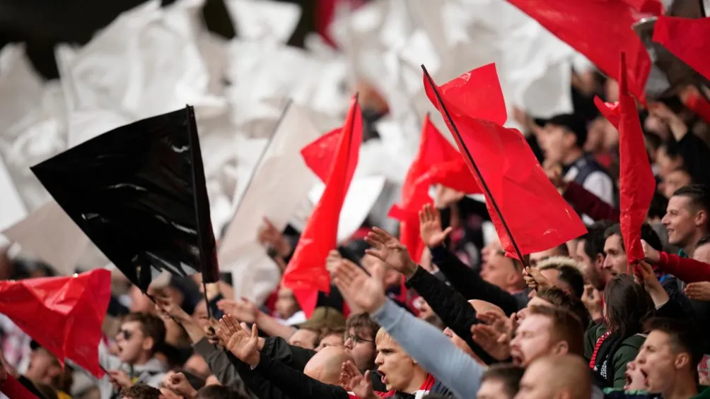 Aficiónn del Lille abucheando a Dibu