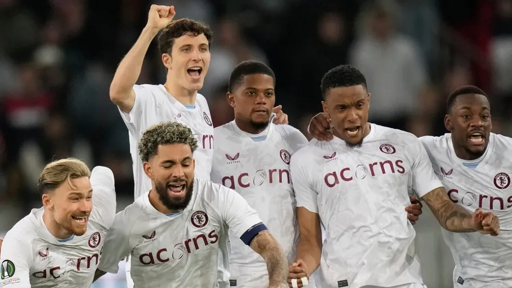 Aston Villa celebrando el pase