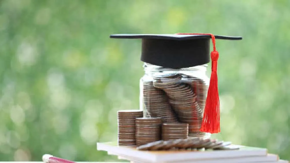 La beca podría extenderse a Preparatoria y Universidad.